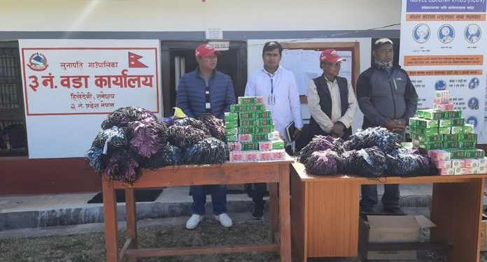 सुनपाती गाउँपालिका ३ नम्बर वडा कार्यालयद्वारा मास्क, सेनीटाईजर तथा डेटोल साबुन वितरण