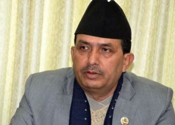स्वास्थ्यमन्त्री ढकालद्वारा कोभिड-१९ अस्पतालका निर्देशकसँग छलफल