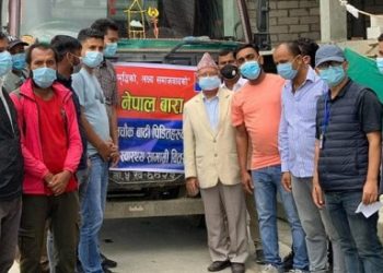 सिन्धुपाल्चोक बाढीपीडितलाई माधव नेपालद्वारा राहत सामग्री हस्तान्तरण