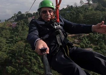 धुलिखेल पुगेर जिपलाइनमा रमाँउदै प्रचण्ड