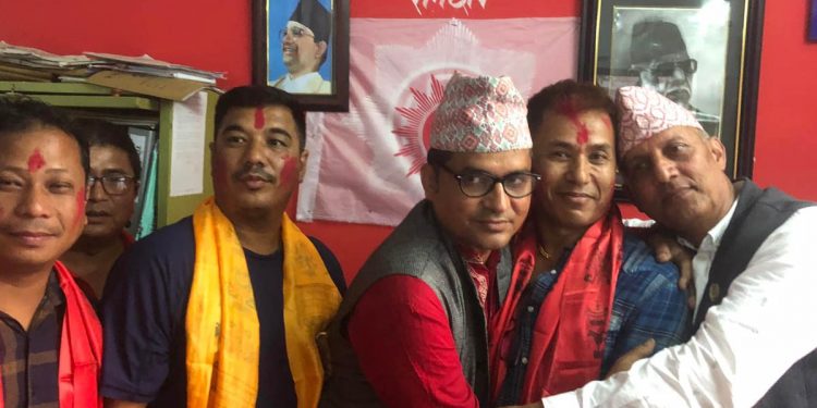 रामेछापमा माओवादी केन्द्रबाट निर्वाचित वडाध्यक्ष श्रेष्ठसहित दर्जनौ युवा एमाले प्रवेश