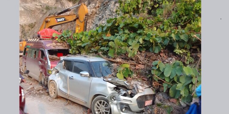 सुक्खा पहिरोले नारायणगढ–मुग्लिन सडक अवरूद्ध