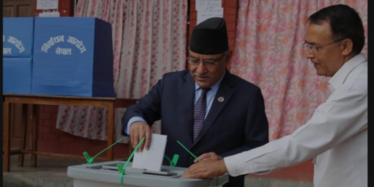 चितवन पुगेर प्रचण्डले गरे मतदान