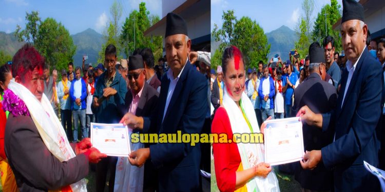 सुनापति गाँउपालिकाको अध्यक्ष तामाङ र उपाध्यक्ष चौलागाईद्वारा प्रमाणपत्र तथा सपथ ग्राहण