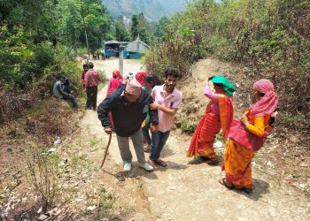 मतदान गर्न कोही काखे नानी च्यापेर, कोही ह्विल चियरमै पुगे बुथमा
