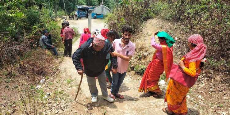मतदान गर्न कोही काखे नानी च्यापेर, कोही ह्विल चियरमै पुगे बुथमा