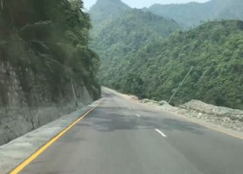 पृथ्वी राजमार्गमा सडक भासिदा यातायात अवरुद्ध