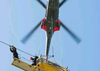 नेपाली सेनाको होलिकोप्टरद्वारा विद्युत प्रशारण लाइन चढेका विकको उद्धार 