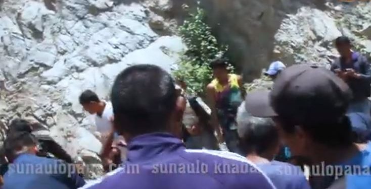 रामेछाप बस दुर्घटना : घाइतेको हेलिकोप्टरबाट उद्दार हुँदै  (भिडियोसहित)