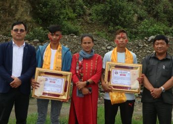 सुनापति गाउँपालिकाका एसईईमा ४ जिपीए ल्याउने दुई विद्यार्थी सम्मानित