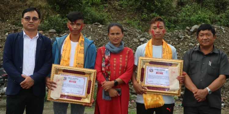 सुनापति गाउँपालिकाका एसईईमा ४ जिपीए ल्याउने दुई विद्यार्थी सम्मानित