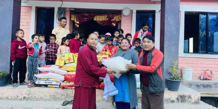 सुनापति भ्वासा च्यारिटी मेडिकल सेन्टर प्रा.लि. का अध्यक्ष धर्मगुरु बिमान सिंङ तामाङ (नवङ पाल्देन) को पहलमा सुनापतिको शेरपलिङ महायान बौद्द धर्म अद्ययन केन्द्र गुम्बाका बालबालिकाहरुकोलागी लाखौँको सहयोग हस्तान्तरण