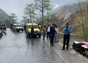 काठमाडौँबाट रामेछाप जाँदै गरेको यात्रुवाहक बस रोशीमा दुर्घटना