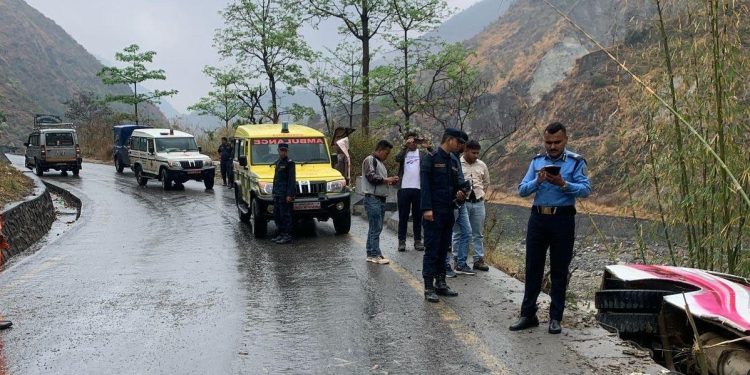 काठमाडौँबाट रामेछाप जाँदै गरेको यात्रुवाहक बस रोशीमा दुर्घटना