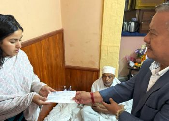 सविन र सुरेशको परिवारलाई भाटभटेनीका संचालक गुरुङले घरमै पुगेर दिए चेक, सविनकी श्रीमतीलाई जागिर