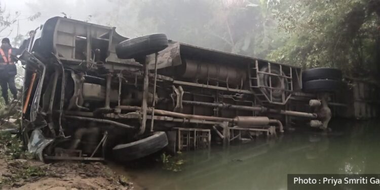 डडेलधुराबाट काठमाडौं आउँदै गरेको बस दाङमा दुर्घटना, २२ यात्रु घाइते