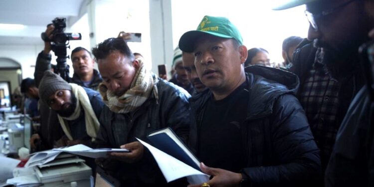 रविसँग छलफलमा कुलमान, निर्वाचन आयोगमा उज्यालो नेपाल पार्टीका नेता